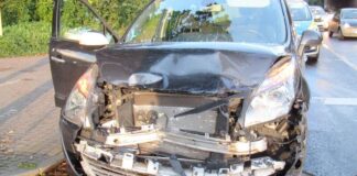 Der Renault Scenic war im Frontbereich erheblich beschädigt. Foto: Polizei
