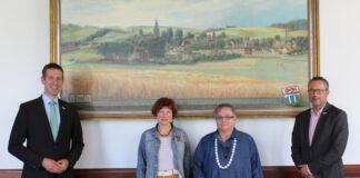 Die neuen Vorstandsvorsitzenden des Tafel Erkrath e.V. Renate Ott (2.v.r.) und Angéla Vogelsang haben sich im Rathaus mit Bürgermeister Christoph Schultz (r.) und Sozialdezernent Michael Pfleging ausgetauscht. Foto: Stadt Erkrath