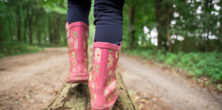 Ein Mädchen in Gummistiefeln balanciert. Foto: Pixabay