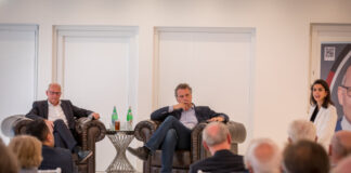 Auf dem Podium diskutierten Prof. Dr. Günter Krings MdB, Parlamentarischer Staatssekretär im Bundesministerium des Innern, für Bau und Heimat und Peter Beyer, Koordinator für die Transatlantische Zusammenarbeit der Bundesregierung. Moderiert wurde der Abend in Lintorf von Anahita Thoms, Vorstandsmitglied der AtlantikBrücke und Außenwirtschaftsrechtlerin. Foto: Daniel Königs.