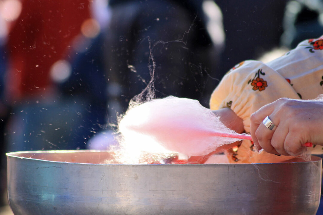 An einem Stand wird Zuckerwatte vorbereitet. Foto: Pixabay