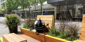 Das EMW-Maskottchen Edgar macht u.a. halt in Dortmund und besucht die vom Zukunftsnetz Mobilität NRW zur Verfügung gestellten „Stadt-Terrassen“. Foto: VRR