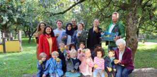 475 Kilogramm Äpfel haben die Erzieher-Studierenden des Berufskollegs, die Kinder der Kindertagesstätte Geschwister-Aufricht-Straße mit Unterstützung von Kita-Leiterin Anna Dees (hinten zweite von rechts) und Diakonisse Erika Kirse (vorne rechts) gesammelt. Foto: Kaiserswerther Diakonie/Despina Lazaridou-Daub)
