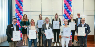 Freude bei der Verleihung: Manuel Avella-Salazar (Mecu, Velbert), Johanna Torkuhl (Competentia, Düsseldorf), Daniela Walter (Engemann, Hilden), Vanessa Parschat (Mühlhause, Velbert), Hartwig Tödter (IKS, Hilden), Sarah Alferding (HSBC, Düsseldorf), Simone Thedens (Thedens, Düsseldorf), Nadine Kracht (Credo, Haan), Stephan Jäger (IHK Düsseldorf) und Günter Thiebes (Catella, Düsseldorf). Foto: IHK Düsseldorf/Melanie Zanin