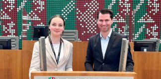 Am Rednerpult: Die Essener Schülerin Feodora Lüdemann mit dem CDU-Landtagsabgeordneten Fabian Schrumpf. Foto: Büro Schrumpf