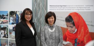 Die US-Generalkonsulin Pauline Koa (rechts im Bild) war bei der Ausstellungseröffnung mit dabei. Foto: SSKD