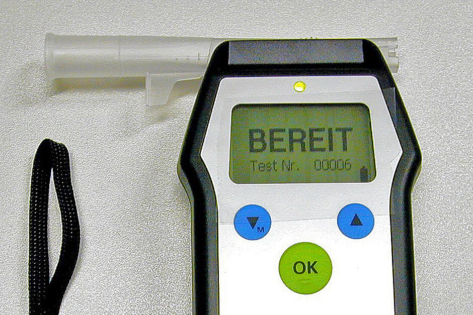 Das Alkoholtestgerät (symbolbild: Polizei) zeigte einen Wert von 0,92 mg/l, also mehr als 1,8 Promille an.