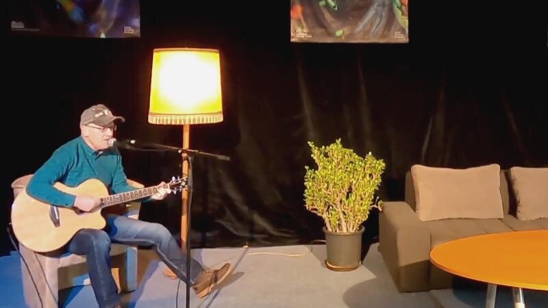 Peter Schreiner singt auf der Bühne. Bildrechte: Schreiner/Youtube