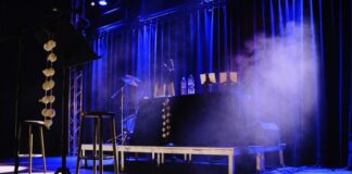 Auf der Bühne im Kleinen Saal wird das Hörspiel aufgeführt. Foto: Theater Solingen