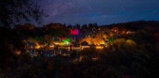 Das Schloss Burg leuchtet in der Dunkelheit. Foto: Schloss Burg