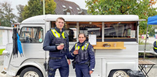 Am Dienstag machte das Café-Mobil für "Coffee with a cop" bereits in Hagen Halt. Hier wurde auch dieses Foto aufgenommen. Am 19. Oktober 2021 kommt "Coffee with a cop" auch nach Langenfeld. Foto: Polizei Hagen