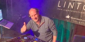 Party in der "Manege": DJ Nico Schäfer am Mischpult. Foto: Stadt Ratingen/Archiv