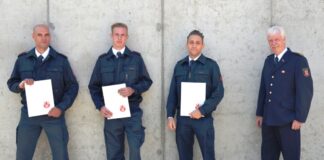 Sebastian Renn, Jan Moebus, Dominik Werner und Abteilungsleiter Joachim Herbrand. Foto: Feuerwehr Ratingen