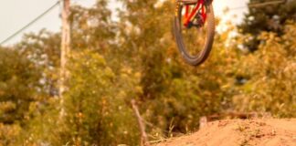 Ein Radfahrer ist auf einer Dirtbike-Strecke unterwegs. Foto: pixabay/smybolbild