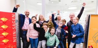 Projektpartner mit Kindern auf und um den Jubelthron. Bild: Heymo