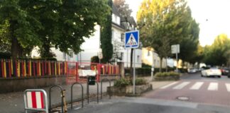 Im Bereich des Haupteingangs der Katholischen Grundschule Neanderstraße wurden auf der Straße Fahrradbügel aufgestellt. Foto: Kreisstadt Mettmann