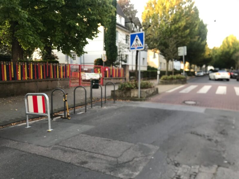 Fahrradbügel Neanderstraße Im Bereich des Haupteingangs der Katholischen Grundschule Neanderstraße wurden auf der Straße Fahrradbügel aufgestellt. Foto: Kreisstadt Mettmann