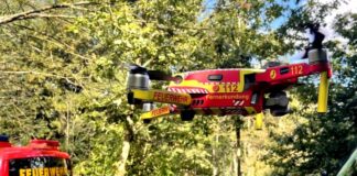 Der Notruf 112 ziert die neue rot-gelbe Feuerwehrdrohne der Erkrather Wehr. Foto: Feuerwehr Erkrath