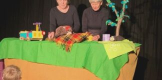 Die Kinder versammelten sich vor der kleinen Bühne des Figurentheaters. Foto: Trägerverein