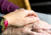 In der Hospizarbeit sind ehrenamtlich Engagierte und professionelle Kräfte tätig. Foto: pixabay/symbolbild