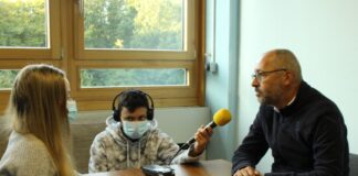 Im Interview mit den Schülern der Klasse 9c schilderte Frank Boberg wie sich die Ziele der Stadtplanung im Laufe der Zeit gewandelt haben. Foto: Tim Müller / Eva-Maria Marx
