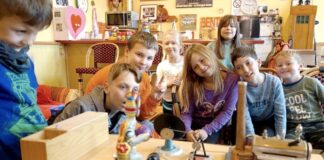 Sichtlich fasziniert waren die Kinder von den Aufbauten. Foto: Jugendtreff