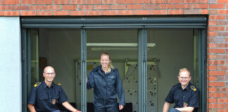 Brandoberinspektoranwärterin Juliane Döll mit René Schubert, Leiter der Feuerwehr, und seinem Stellvertreter David Marten (r.). Foto: Feuerwehr Ratingen
