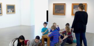 Die Kulturstrolche entdecken die ausgestellte Kunst im Museum Ratingen. Foto: Stadt Ratingen