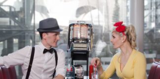 „Sing Baby Sing“ – Die Schlagerrevue mit Lissy und Herrn Timpe. Foto: Alexander Bernold Rnb.pictures