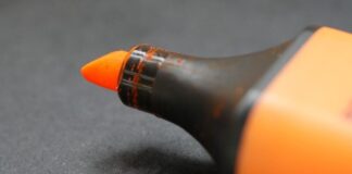 Ein Textmarker liegt auf einem Tisch. Foto: pixabay/symbolbild