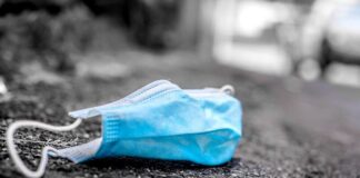 Eine benutzte OP-Maske liegt auf dem Boden. Foto: pixabay/symbolbild