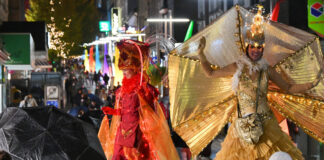 Die "Goldene Lichtfee" und die "Feuerfee" zaubern mit ihrer Stelzenperformance Glamour in die Velberter City beim Mondschein-Shopping. Foto: Mathias Kehren