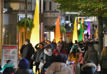 Beim Mondschein-Einkauf wird die City mit farbigen Kegeln illuminiert. Foto: Mathias Kehren
