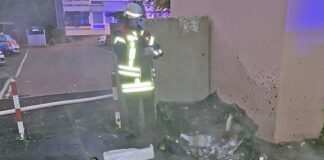 Ein Feuerwehrmann schießt ein Foto vom Einsatzort. Foto: Polizei