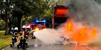 Die Flammen loderten, die Wehr löschte. Foto: Feuerwehr Erkrath