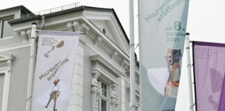 Glänzender Jahresauftakt: Gießaktion im Deutschen Schloss- und Beschlägemuseum Das Team vom Schloss- und Beschlägemuseum informiert. Foto: Mathias Kehren