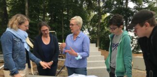 Ellen Breuckmann (3. v. l.) zeigt Bürgermeisterin Sandra Pietschmann, Leslie Haderlein (Jugendförderung), Riccado Hoff und Bastian Brose (beide Mitglied im Jugendrat), einen Plan der Parkour-Anlage. Foto: Kreisstadt