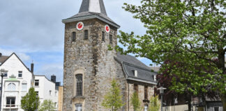 Die Alte Kirche prägt den Platz am Offers in Velbert. Foto: Mathias Kehren