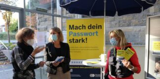 Die Kripobeamtinnen Stefanie Lösing (l.) und Ilka Steffens (r.) im Gespräch mit Bürgermeisterin Sandra Pietschmann. Foto: Kreisstadt Mettmann