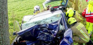 Der Wagen wurde im Frontbereich massiv beschädigt. Foto: Feuerwehr Ratingen