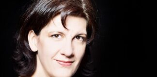 Spiel solo die Violine: Birgit Seibt. Foto: Hamza Saad