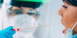 Eine medizinische Mitarbeiterin nimmt einen Abstrich. Foto: Verbraucherzentrale NRW