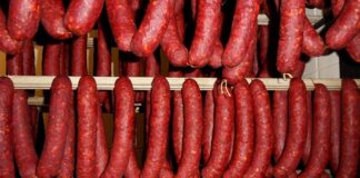 Würste hängen in einem Räucherofen. Foto: pixabay/Symbolbild
