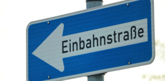Ein Schild weist auf eine Einbahnstraße hin. Symbolfoto: Pixabay