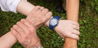 Nachbarschaftshelferinnen und -helfer unterstützen ehrenamtlich Menschen mit Hilfebedarf z.B. bei Arztbesuchen, bei der Haushaltsführung sowie Freizeitgestaltung oder der Aufrechterhaltung sozialer Kontakte. Bild: pixabay