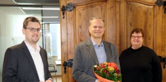 Kulturdezernent Patrick Anders (links) begrüßt den neuen Stadtarchivar Dr. Sebastian Barteleit gemeinsam mit Kulturamtsleiterin Andrea Töpfer an seinem ersten Arbeitstag. Foto: Stadt Ratingen
