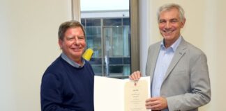 Bürgermeister Klaus Pesch überreichte Klaus Pakusch seine Pensionierungsurkunde, verbunden mit den besten Wünschen für seinen Ruhestand. Foto: Stadt Ratingen