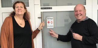 Cornelia Weimer und Peter Zwilling weisen auf die 2G-Regel hin. Foto: AWO