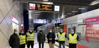 Klaus Klar (4.v.l.) bei seinem Besuch des Kontrollteams am U-Bahnhof Schadowstraße. Foto: Rheinbahn