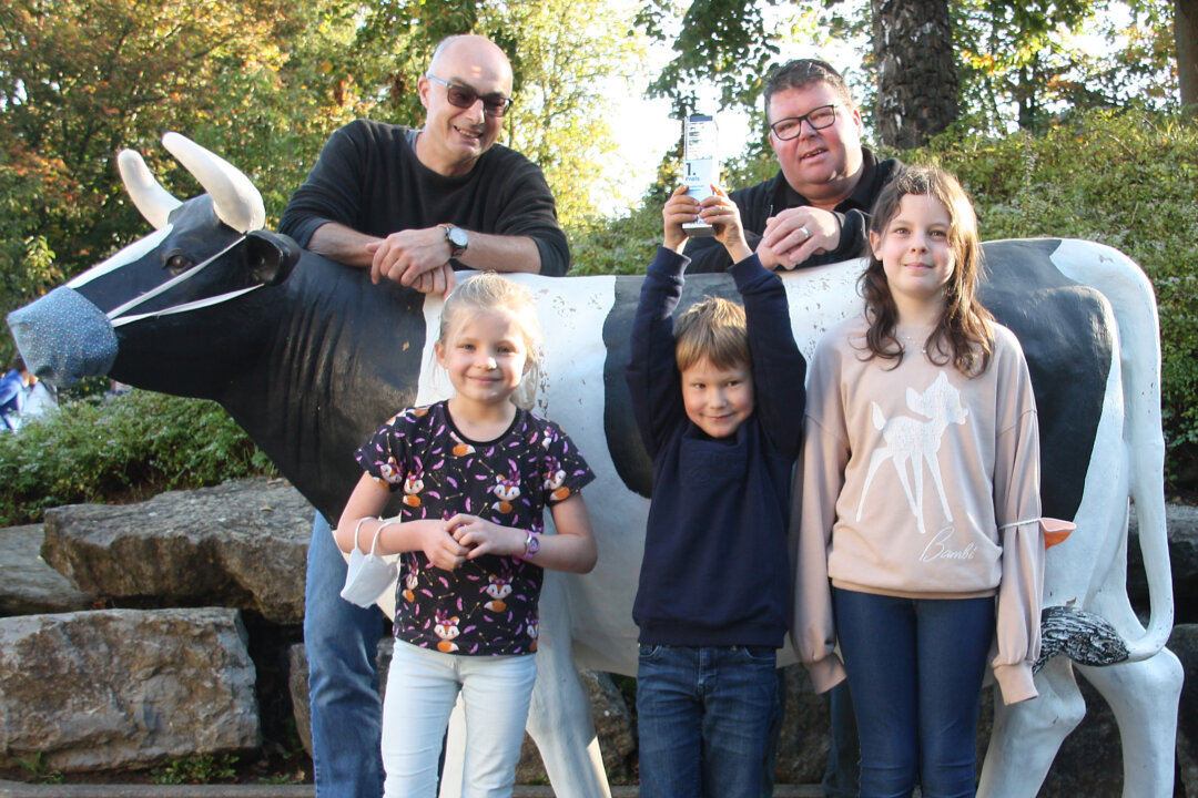Die Kindersprecher Freya Aust, Jan Kowalski und Ann-Christin Eisenstein freuen sich mit Rektor Wolfgang Köhler (h.l.) und Kameramann Jochen Kraus (h.r.) über den ersten Platz beim Lesepreis der Stiftung Lesen. Foto: privat